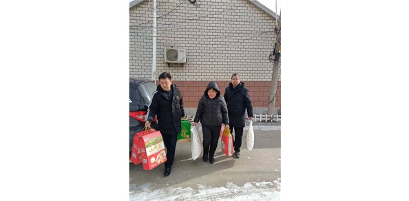 愛(ài)心企業(yè)情暖寒冬！棲霞德豐走訪慰問(wèn)百歲老人